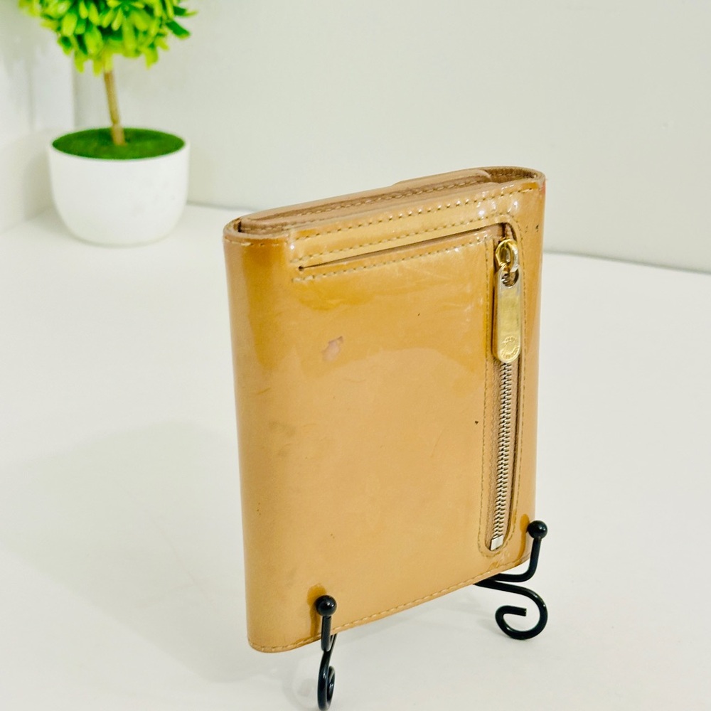 Louis Vuitton Tan patent Leather compact wallet - Picture 4 of 12
